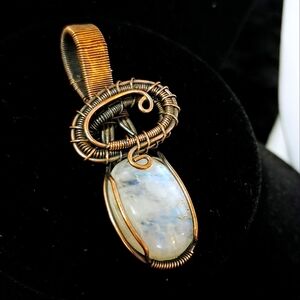 NWOT Beautiful Natural Rainbow Moonstone Wire Wrapped Pendant